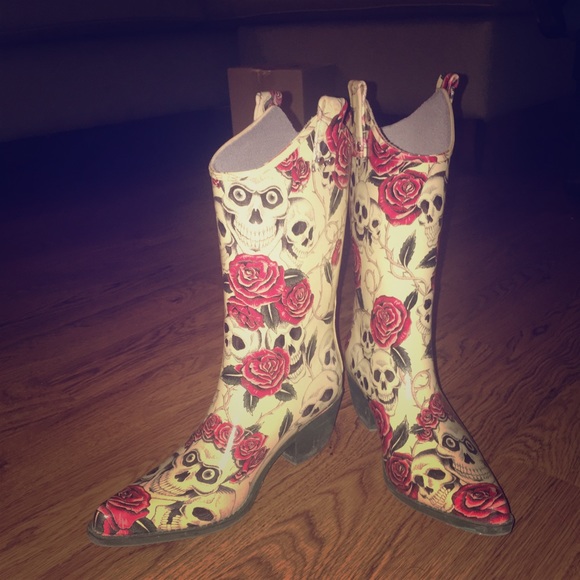 Skulls & Roses Cowgirl rain boots! Best fit sz 7 - Picture 1 of 3
